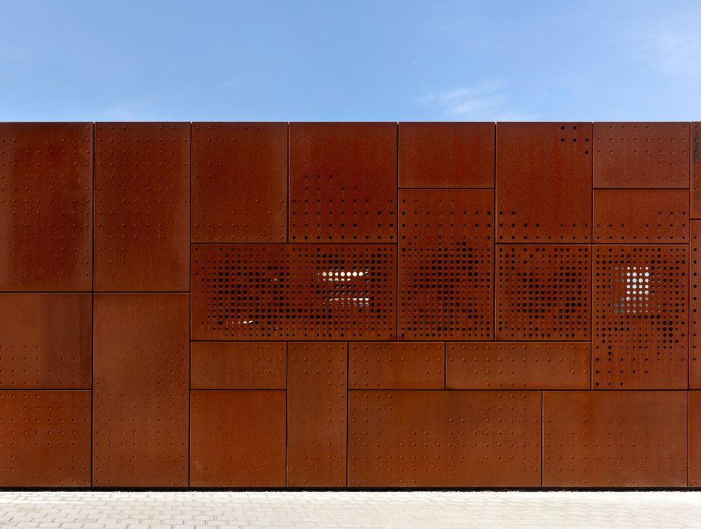 Can Corten steel hold water?