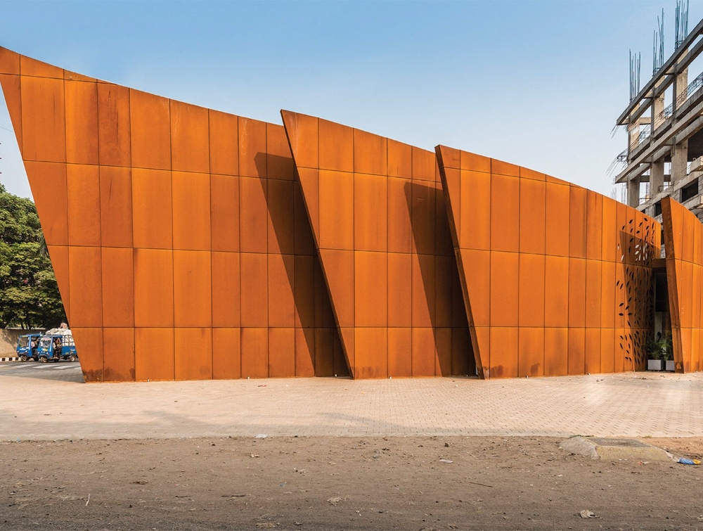 Corten Steel Villas: Aesthetic and Practical Considerations for Rusty Metal Gates