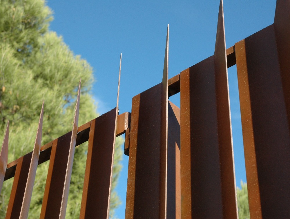 Explore the Benefits of Weathering Steel Fences